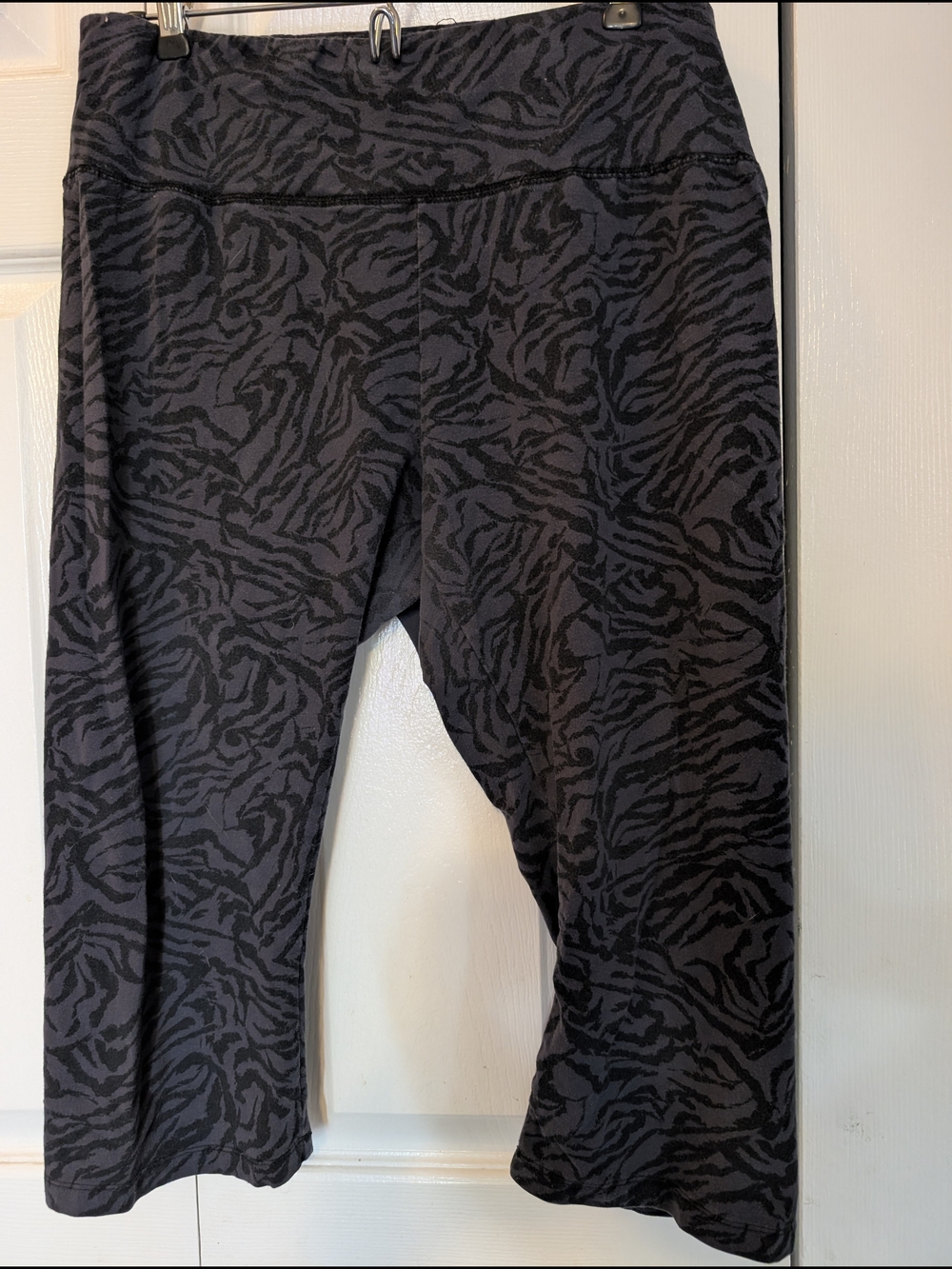 dip Black and Gray Animal-Print Capri Leggings 1X
